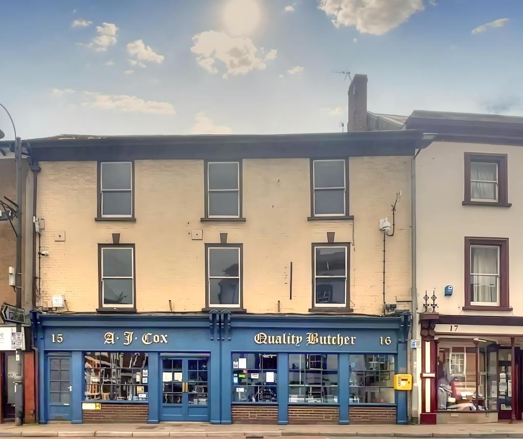 Lot: 55 - THREE-BEDROOM MAISONETTE IN CENTRAL LOCATION - Front of building, Flat is 1st & 2nd floor